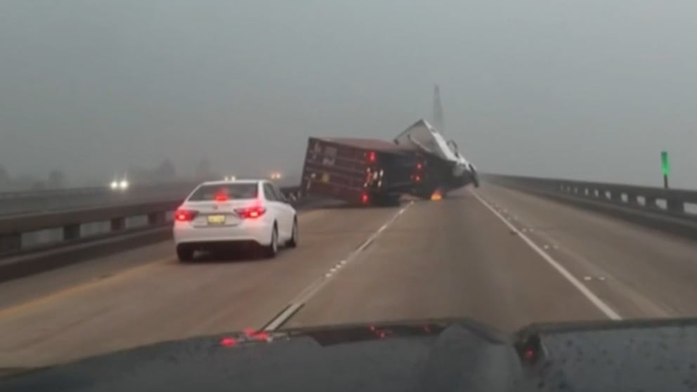 Sturm in Louisiana kippt LKW um
