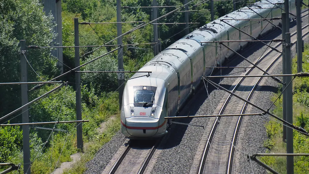 ICE weiter durch Restmängel gebremst auf der Strecke Hamburg-Berlin