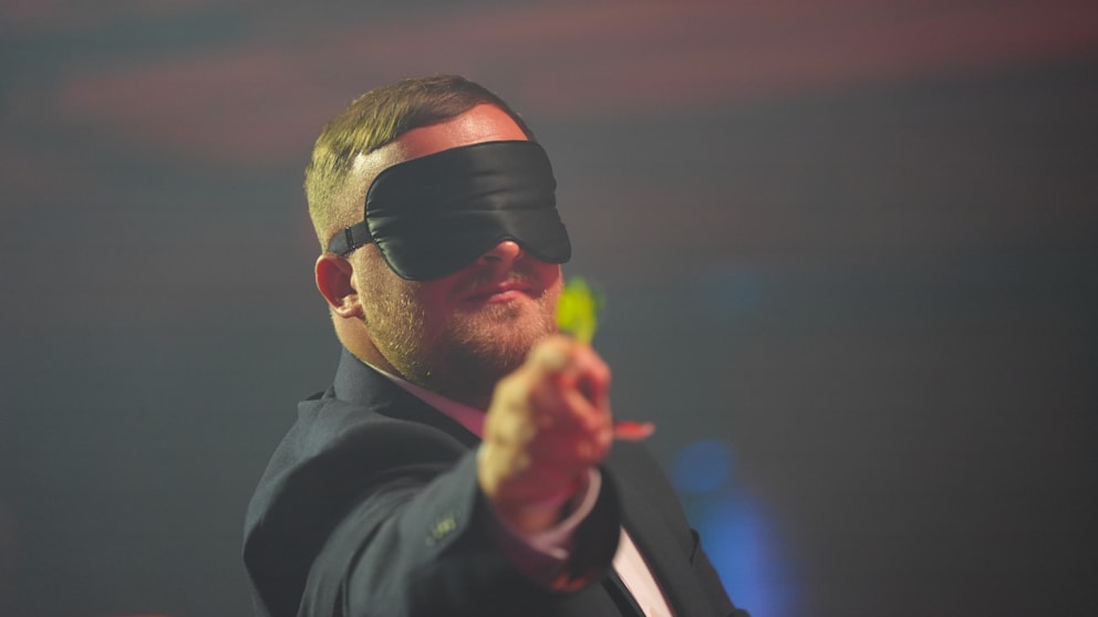 Mit verbundenen Augen!: Geniale Littler-Show auf der Bühne