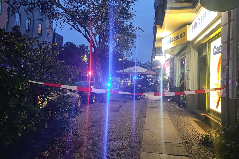 Schüsse im Graefekiez: 22-Jähriger vor Café angegriffen