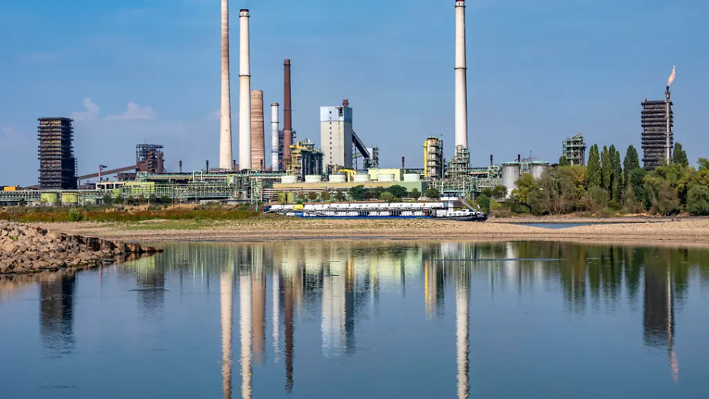 Sinkender Rheinpegel führt zu höheren Kraftstoffpreisen im Norden