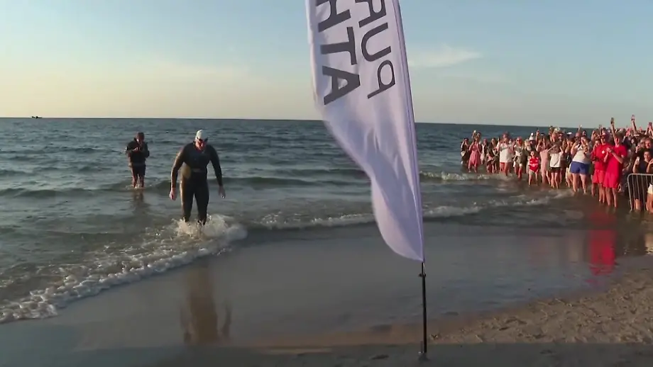 Extremsportler schwimmt von Schweden nach Polen für krebskranke Kinder