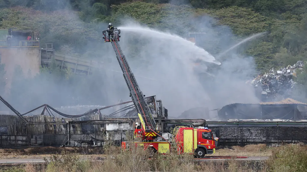 Großbrand in Lager für Industrieabfälle in Ostfrankreich