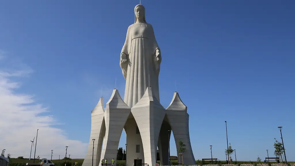Riesige Maria-Statue in polnischem Dorf errichtet