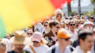 Schutz der Queeren Gemeinschaft im Grundgesetz gefordert