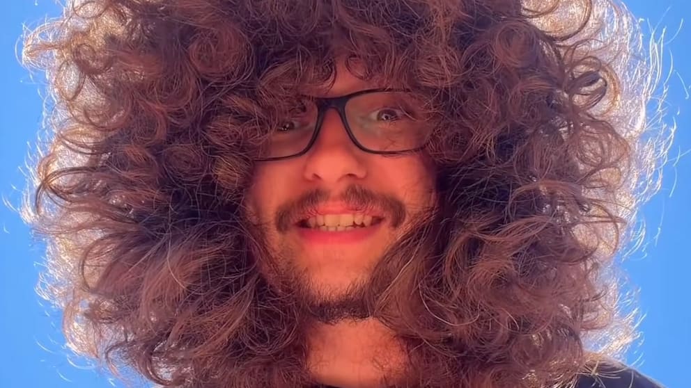 Britischer Influencer lässt Haare über zwei Jahre wachsen