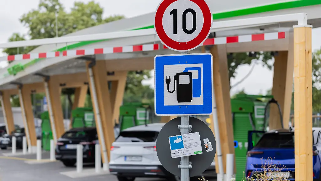 Studie zeigt Rabattentwicklung bei E-Autos und Verbrennern