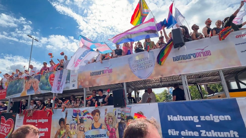 Hamburg feiert CSD trotz Anschlag