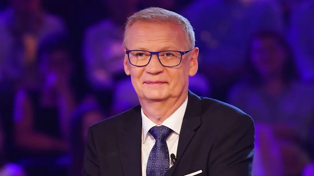 Günther Jauch untersucht das WWM-Studio nach einem Missgeschick