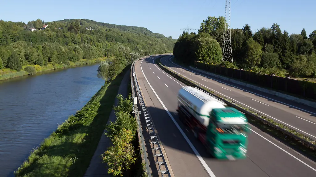 Niedrige Pegel am Rhein: Rheinland-Pfalz und Saarland lockern Sonntagsfahrverbot für Lkw