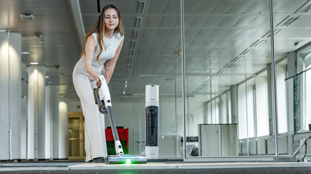 Moderne Akkustaubsauger mit Absaugstation im Test