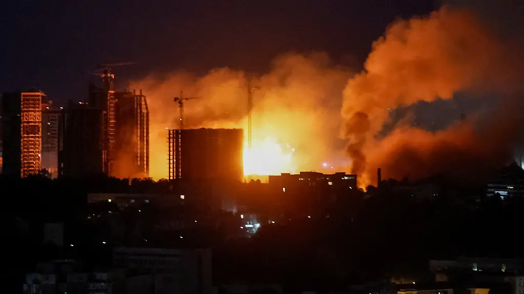 Russlands Raketenangriffe auf Kiew: Tödliche Detonationen und schwere Schäden