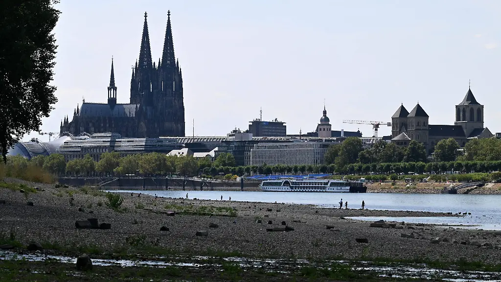 Rheinpegel in Köln erreicht historischen Tiefstand