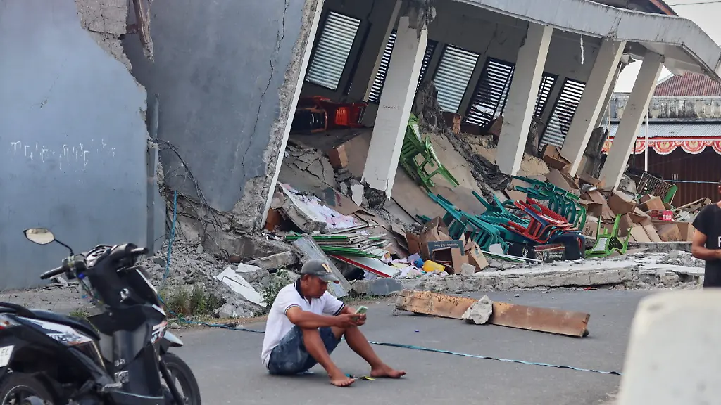 Suche nach Überlebenden erschwert Nachbeben in Indonesien