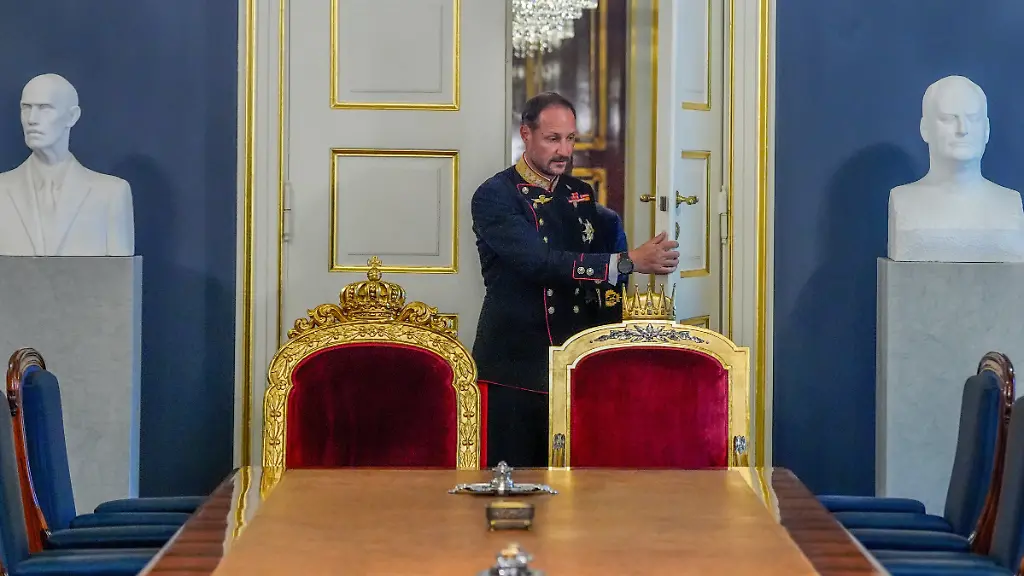 König Haakon VIII. bereitet sich auf seine Rolle vor