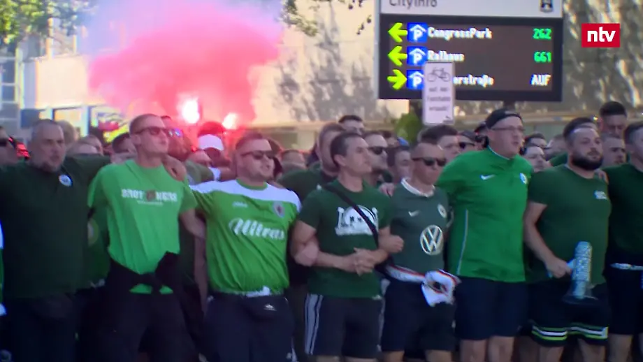 Fanprotest von Wolfsburger Anhängern vor Spiel gegen Kaiserslautern