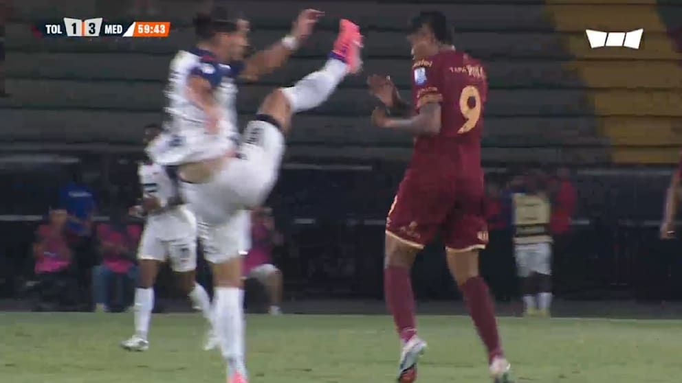 Filmreifer Karate-Kick im Fußballspiel: Rote Karte für Brutalo-Tritt
