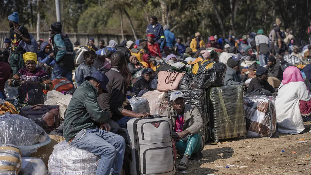Südafrika schiebt Zehntausende Migranten ab und fordert Entschädigung