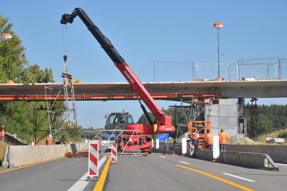 Vollsperrung der A81 wegen Einsturz eines Stahlträgers