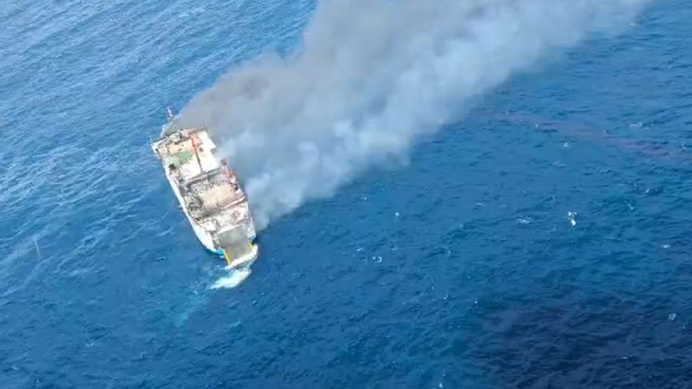 Feuer auf Fähre vor Bali: Mehr als 100 Passagiere gerettet