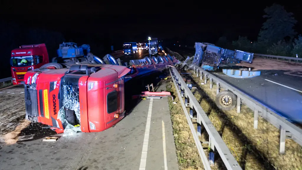 Schwertransporter-Unfall auf der A2: Autobahn voll gesperrt