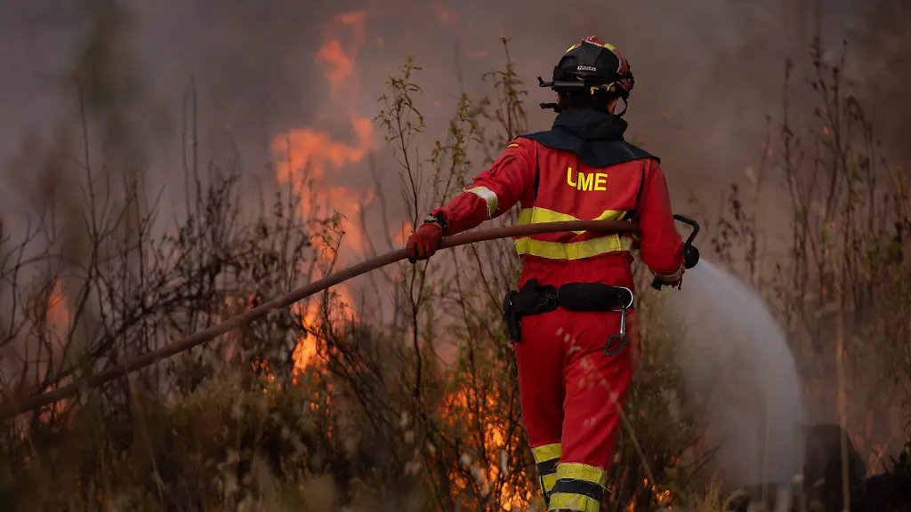 Feuerwehrleute bekämpfen große Waldbrände in Südspanien