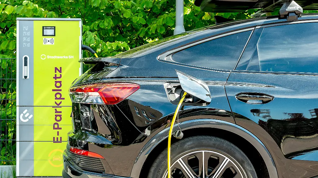 Analyse der HUK Coburg zeigt Anstieg bei E-Auto-Käufen