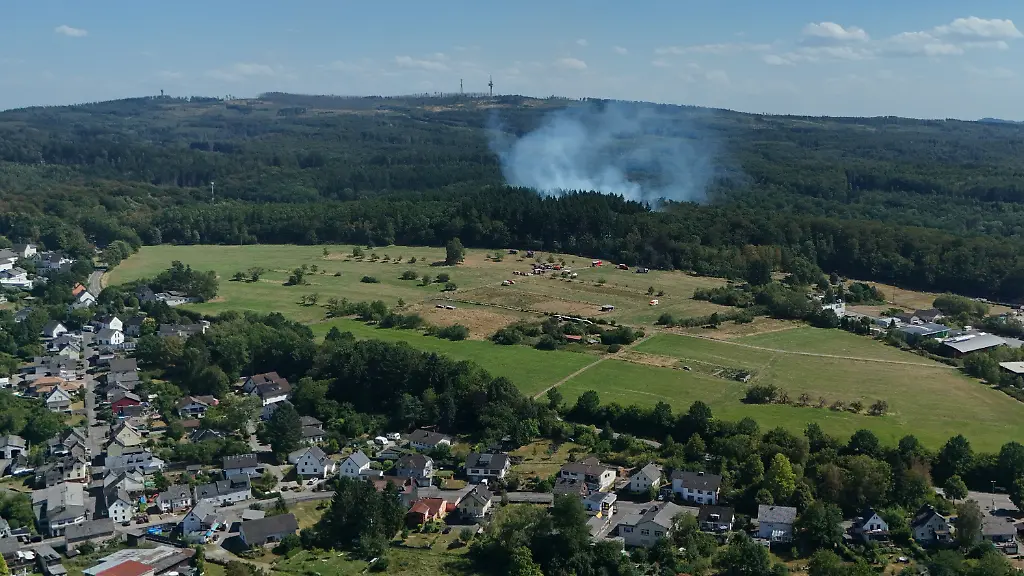 Feuerwehr stoppt Westerwald-Brand kurz vor Wohnhäusern