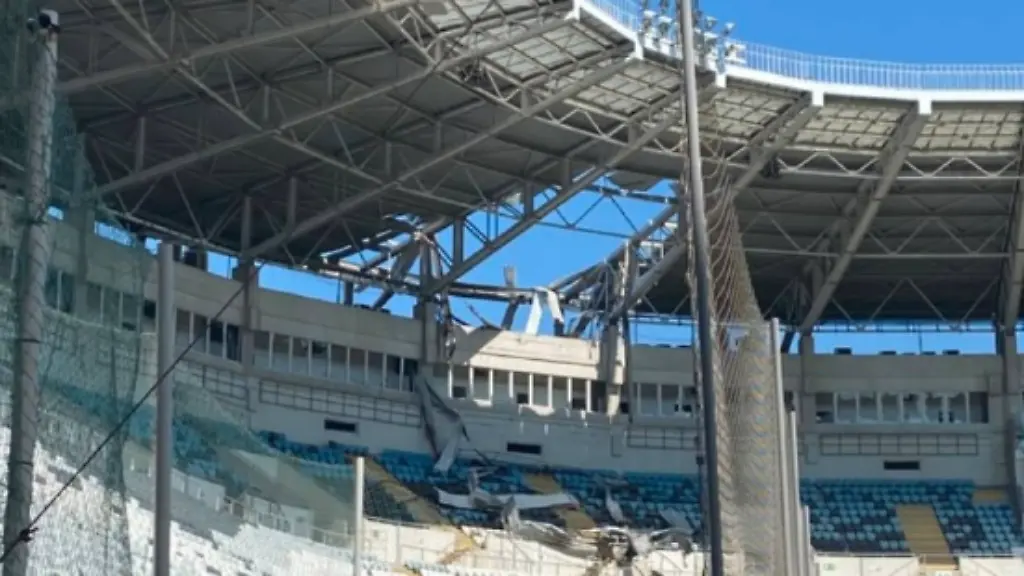 Großes Loch im Odessa-Fußballstadion durch Angriff verursacht