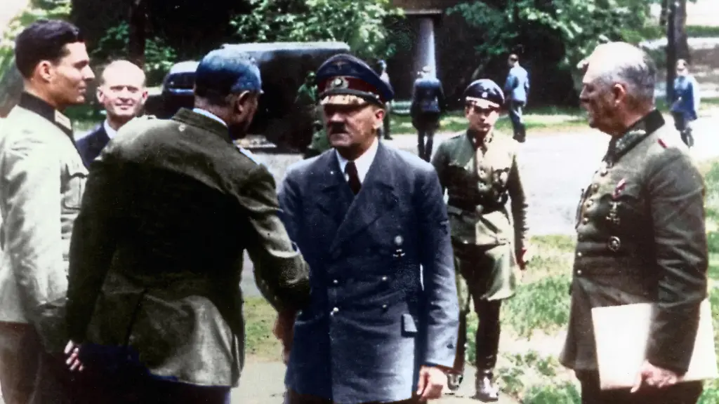 Überlebte Hitler Stauffenbergs Bombe wegen eines geänderten Trefforts?