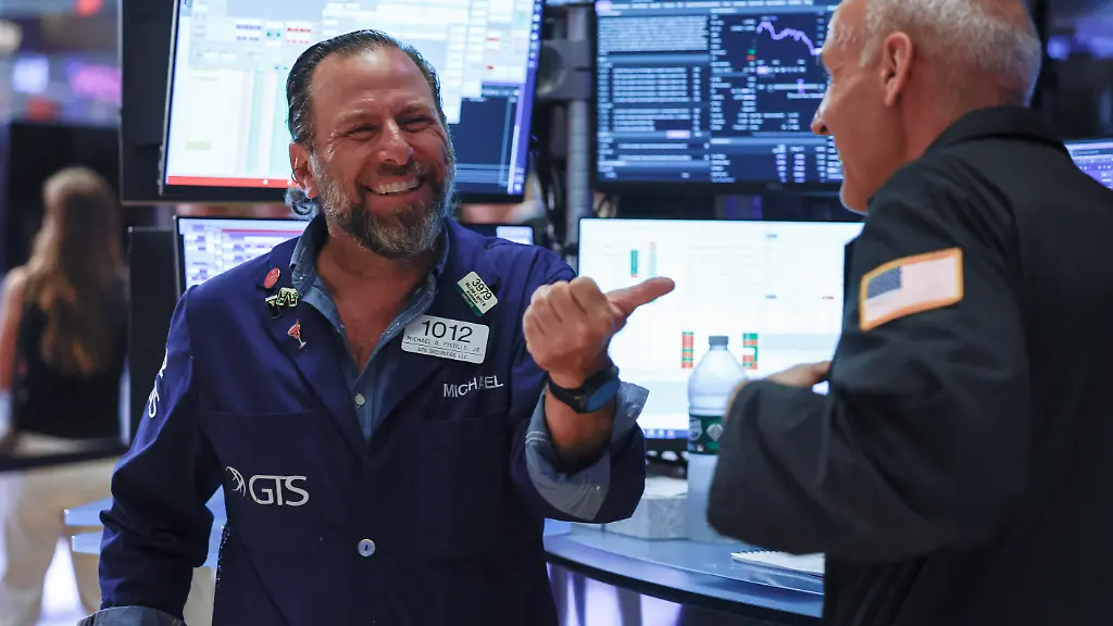 S&P Schließt auf Rekordhoch: Schwache Jobdaten Beflügeln Wall Street