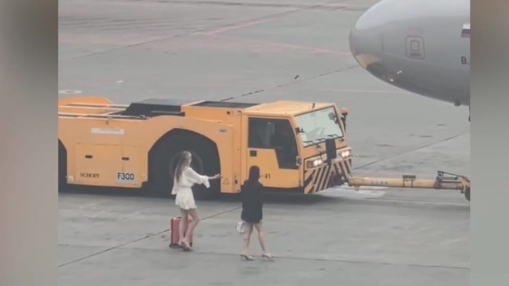 Zwei Frauen laufen Flugzeug nach