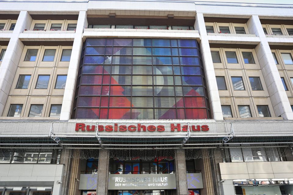 Debatte um das Russische Haus in Berlin: Politische Forderungen und Vorwürfe