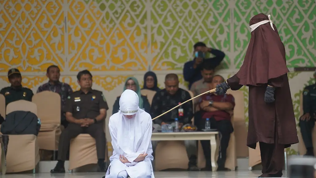 Öffentliche Stockhiebe in Aceh: Scharia als Rechtsgrundlage