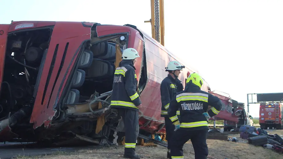 Reisebus in Ungarn verunglückt: Zwölf Tote und viele Verletzte