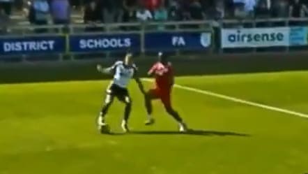 Schwere Verletzung im Amateurfußball: Gelbe Karte nach brutalem Foul
