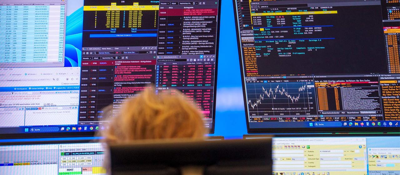 DAX gewinnt durch Konjunkturdaten, politische Spannungen bleiben