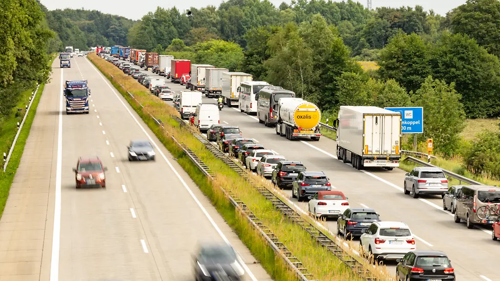 Bundesländer setzen Sonntagsfahrverbot für Lkw aus