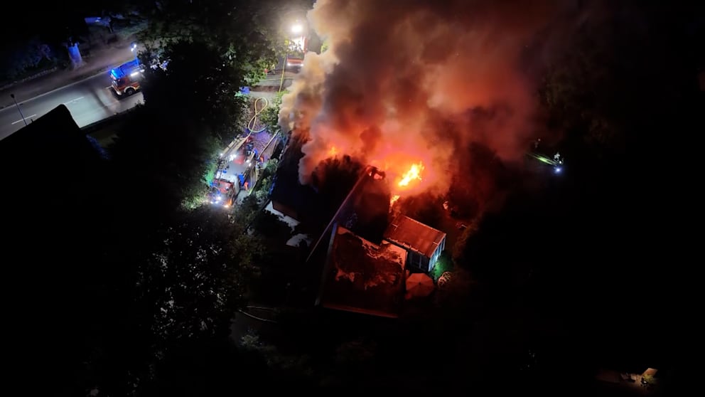 Feuerwehrmann rettet sieben Menschen bei Großbrand in Schenefeld