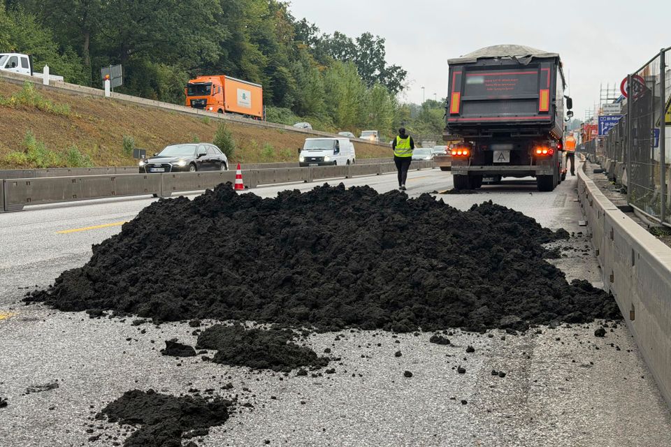 Lkw verliert Klärschlamm auf der A7 in Hamburg