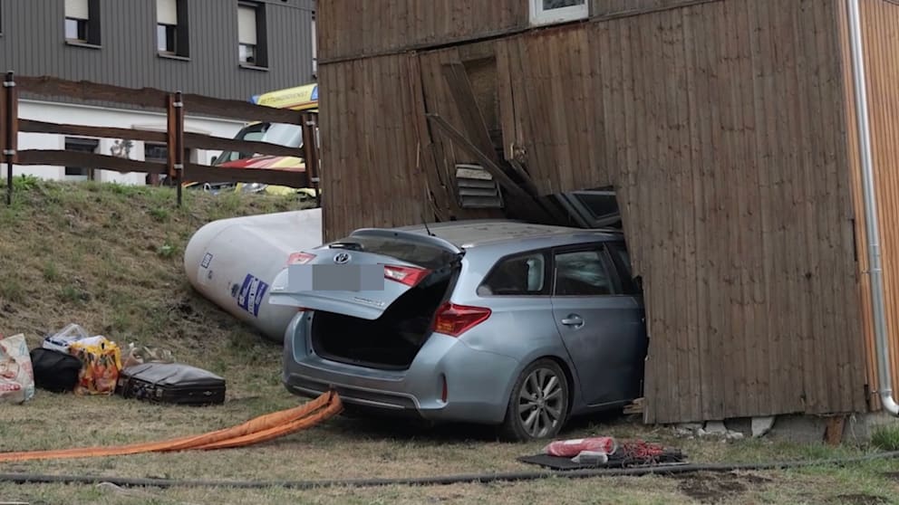 Auto prallt in Schafstall im Erzgebirge