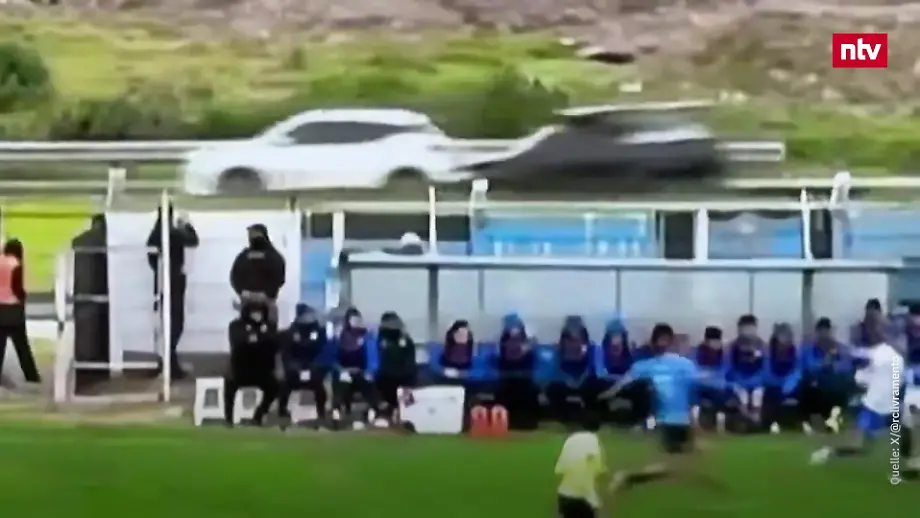 Klärungsaktion eines Verteidigers verursacht Autounfall bei Fußballspiel