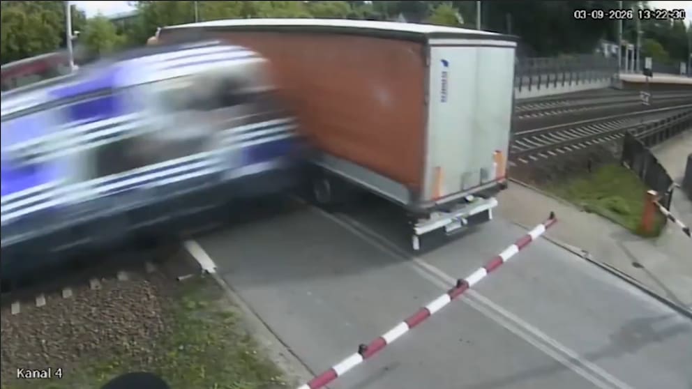 Schwere Kollision in Danzig: Zug prallt auf LKW auf den Gleisen
