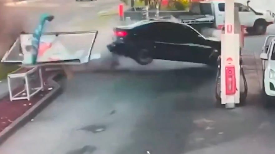 BMW kracht in Zapfsäule: Australier erlebt doppeltes Glück