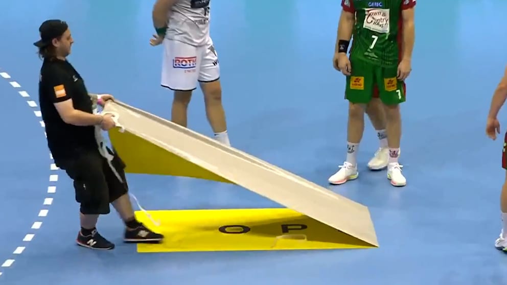 Handballspiel in Magdeburg unterbrochen wegen Werbeaufklebern