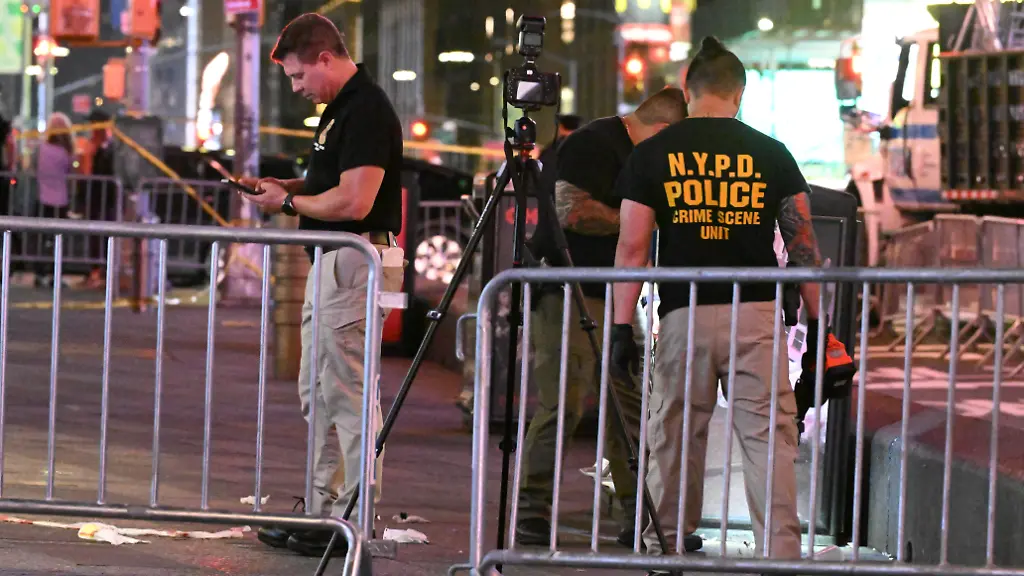 Frau greift Passanten am Times Square an