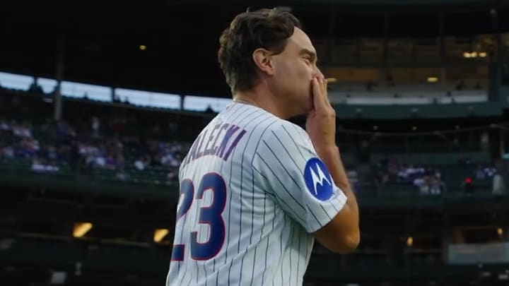 Johnny Galecki wirft ersten Pitch im Chicago Cubs Spiel
