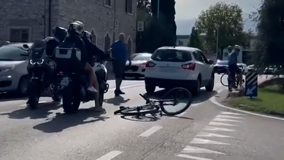 Streit am Gardasee: Autofahrer rammt Radfahrer
