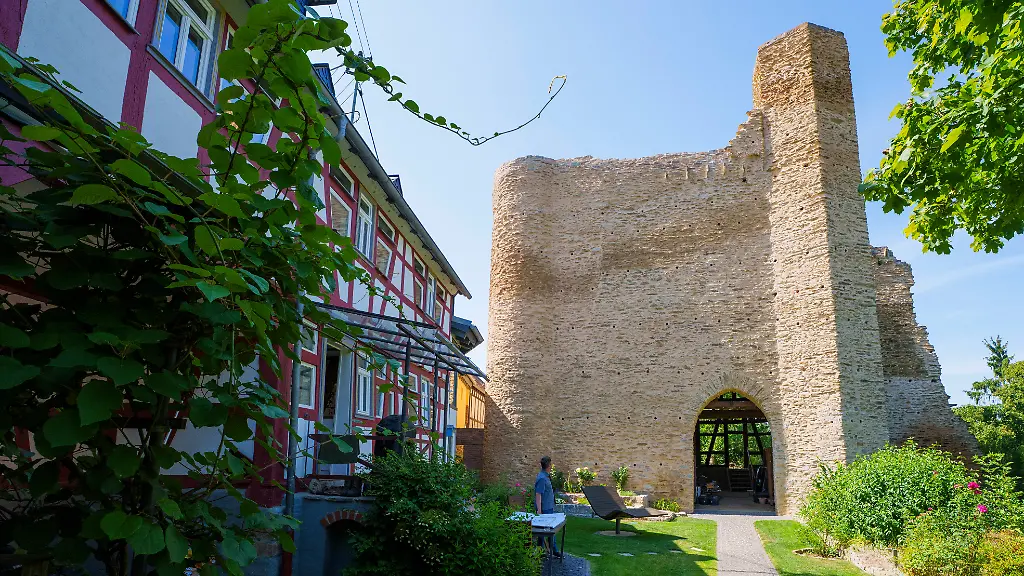 Familie Liss saniert Burgruine im Garten