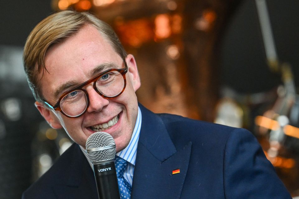 Philipp Amthor und sein Strandkorb am Kanzleramt